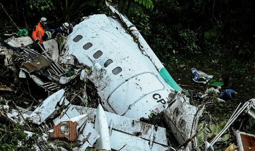 机长喊没油后航班坠毁 巴西球队空难公司遭关