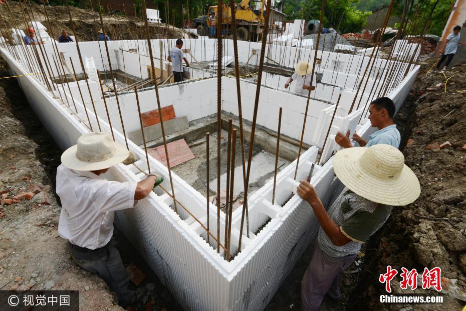 农民用泡沫盖别墅建造过程犹如搭积木图