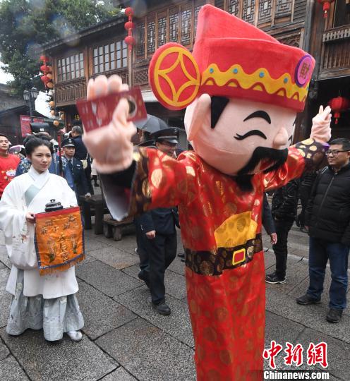 福州三坊七巷天后宫"迎财神"民俗巡游活动在春雨中启幕 传统纳福融入