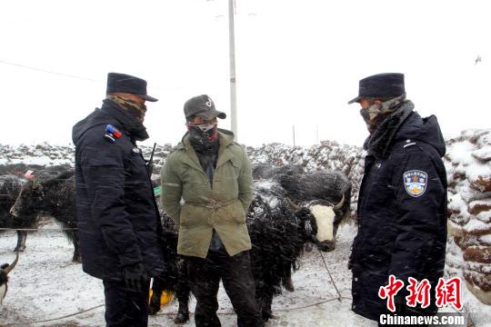 西藏日喀则局部地区连降暴雪 驻地移民警察紧急救援