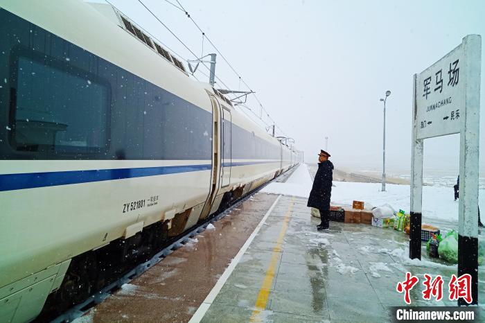 甘肃|甘肃山丹马场迎短时大雪 自动融冰雪装置保高铁正点运行