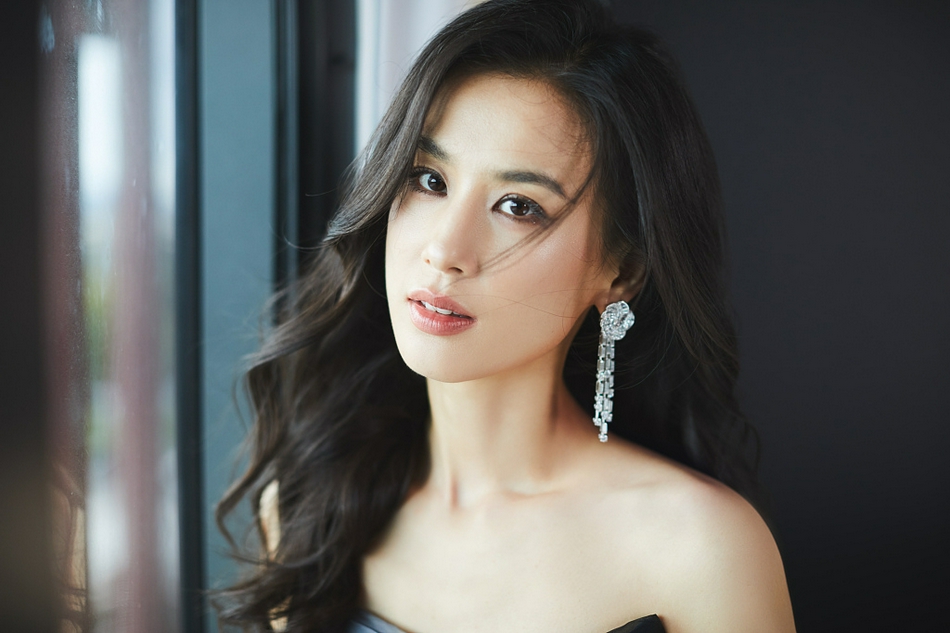 黄圣依穿扎染抹胸长裙 星钻耳饰点缀优雅贵气