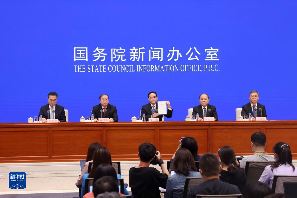 国务院新闻办发表《中国的全面小康》白皮书